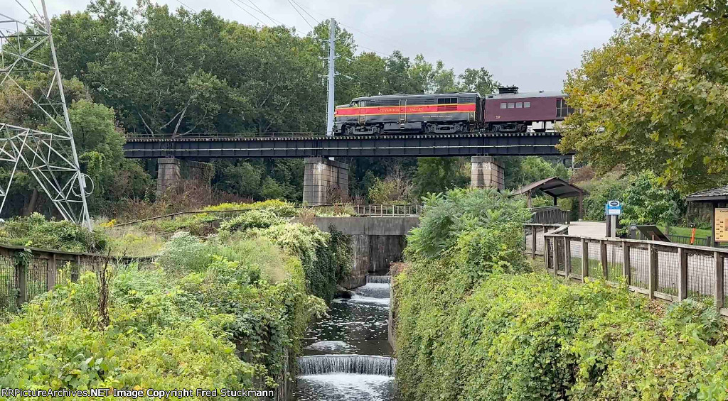 CVSR 6773 pulls across Cascade Locks.